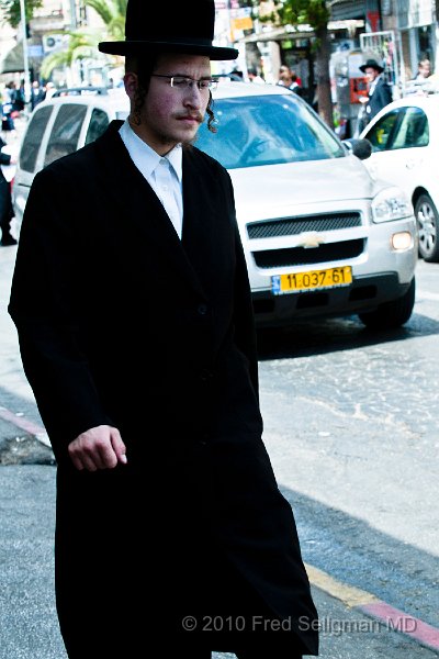 20100409_115056 D300 (3).jpg - Man,  Mea Shearim